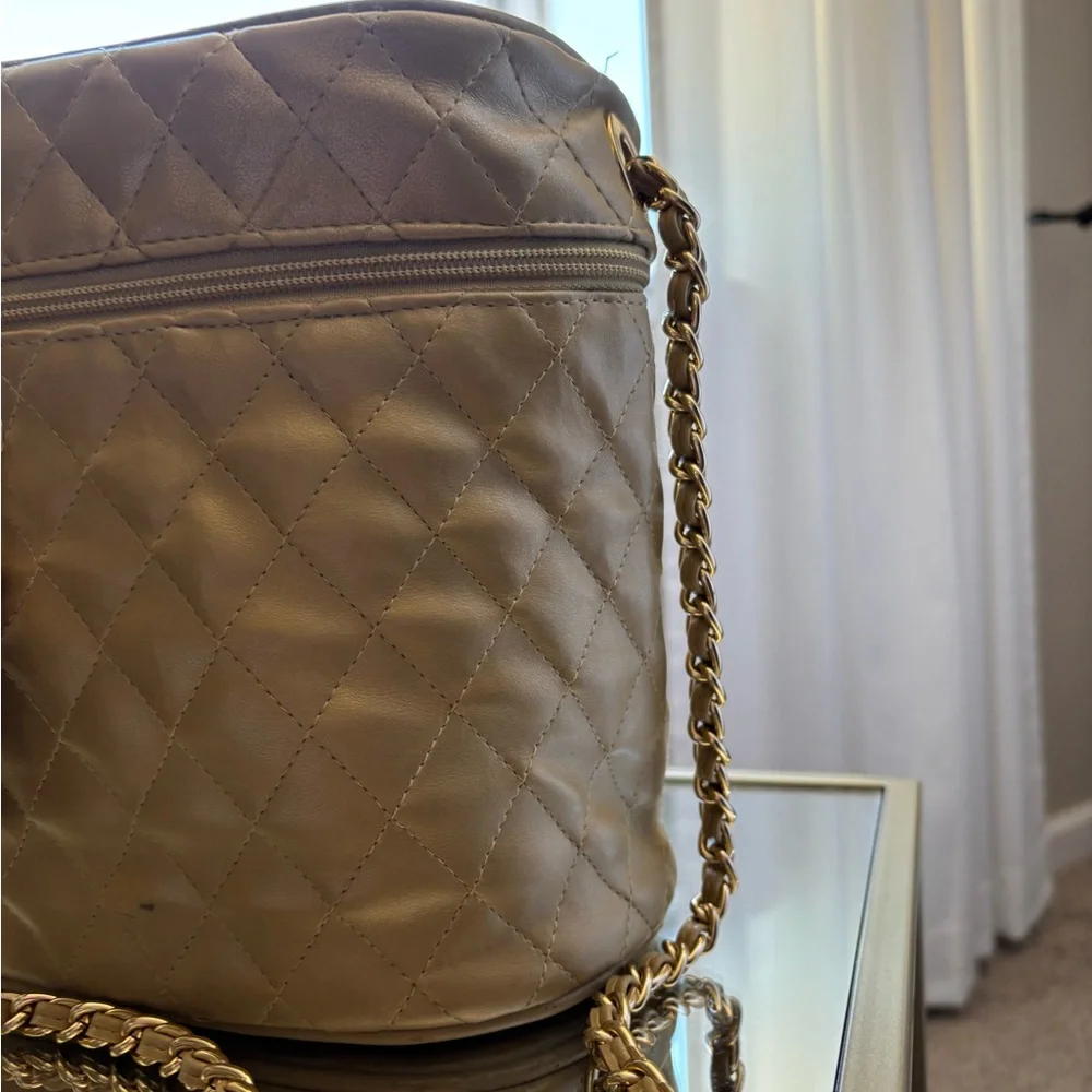 ( Boutique) Elegant Quilted Chain Shoulder makeup Bag
